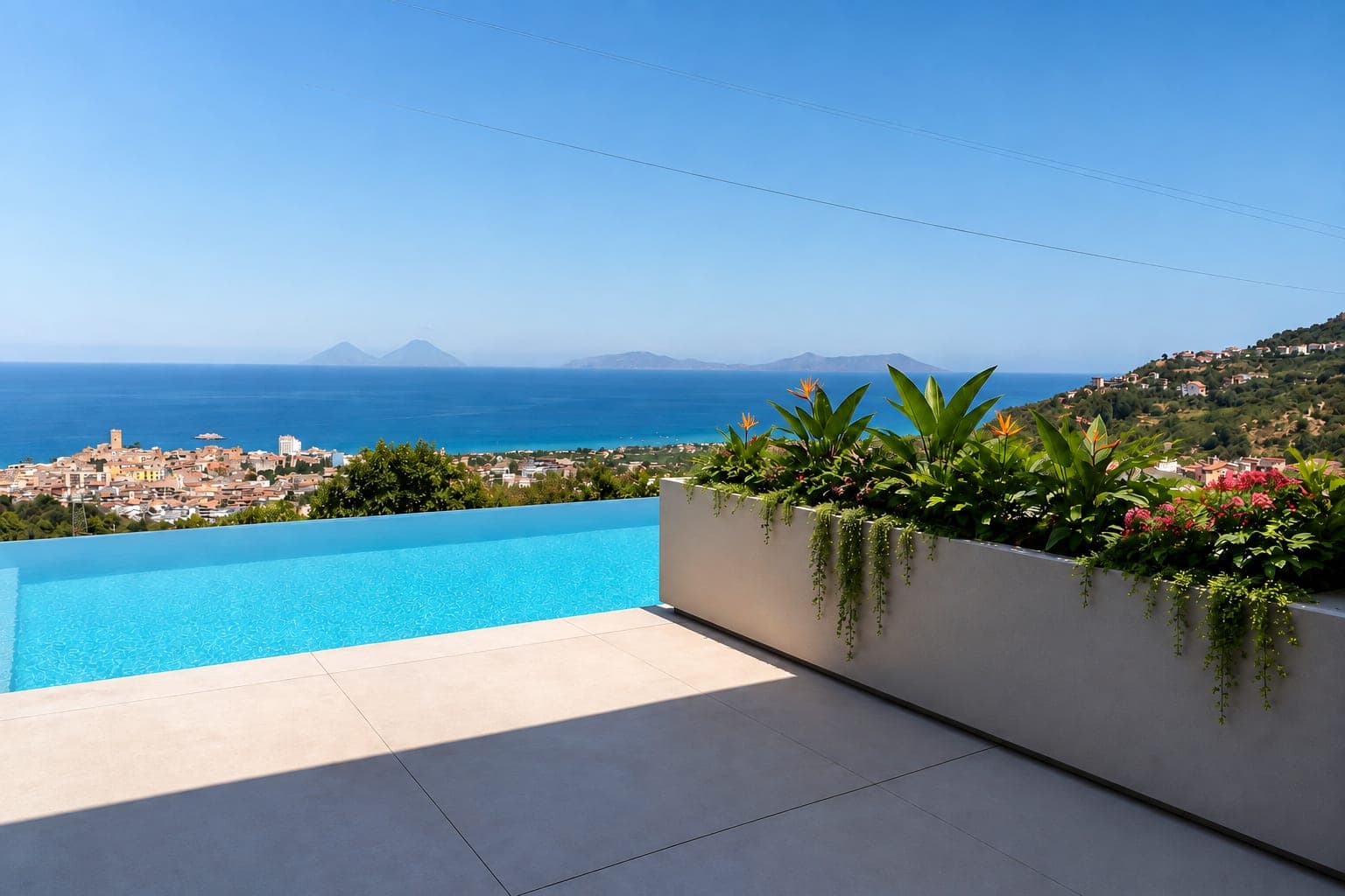 Fioriere lungo il bordo di una piscina affacciata sul mare