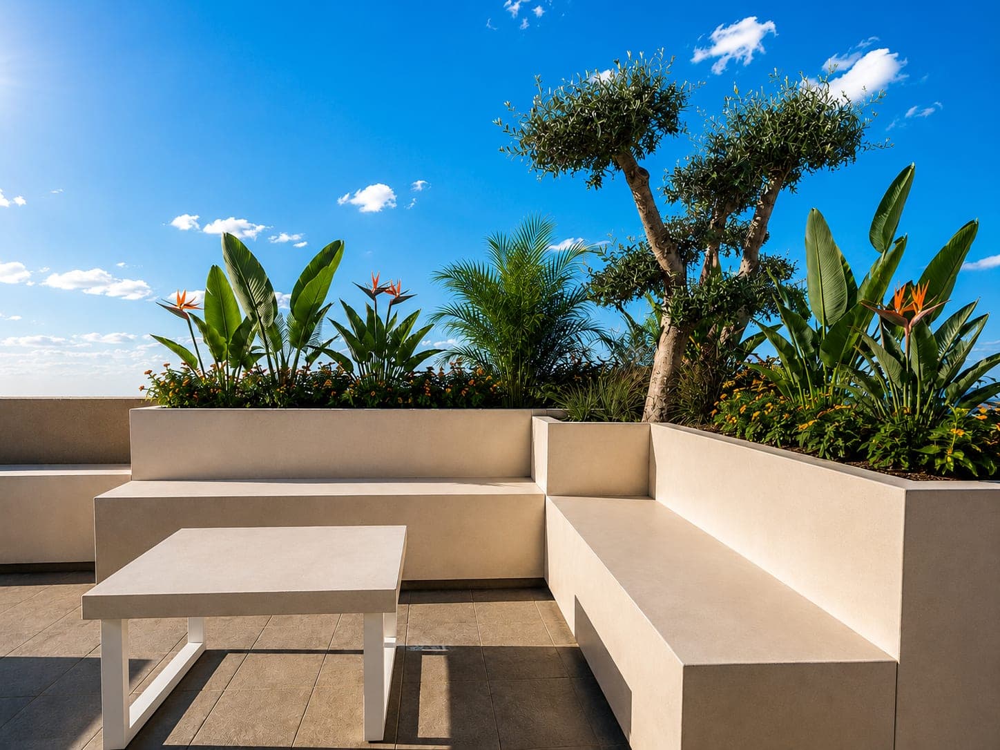 Seduta angolare con tavolino e fioriera con albero su una terrazza