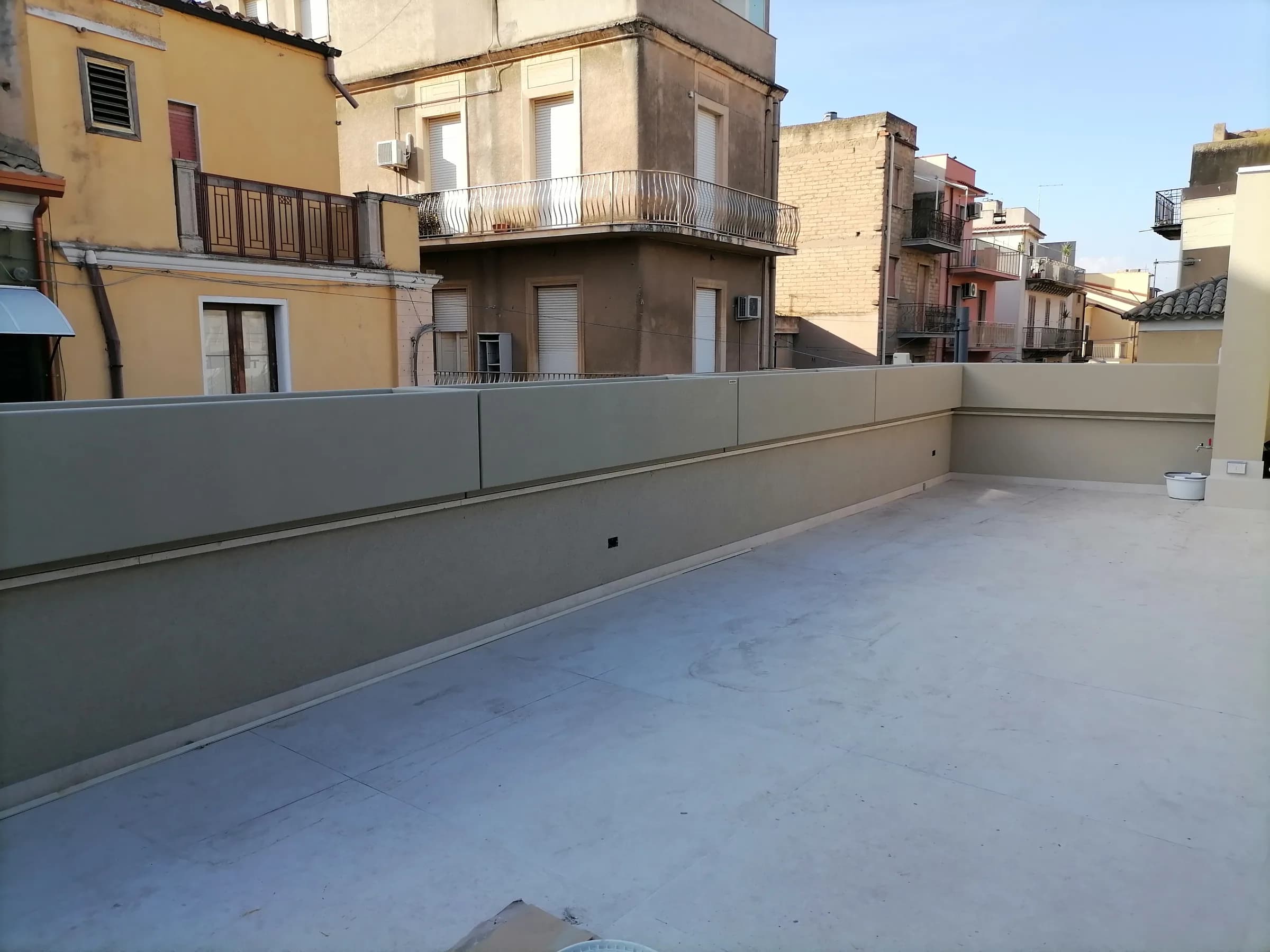 Terrazza in centro storico con parapetto di fioriere
