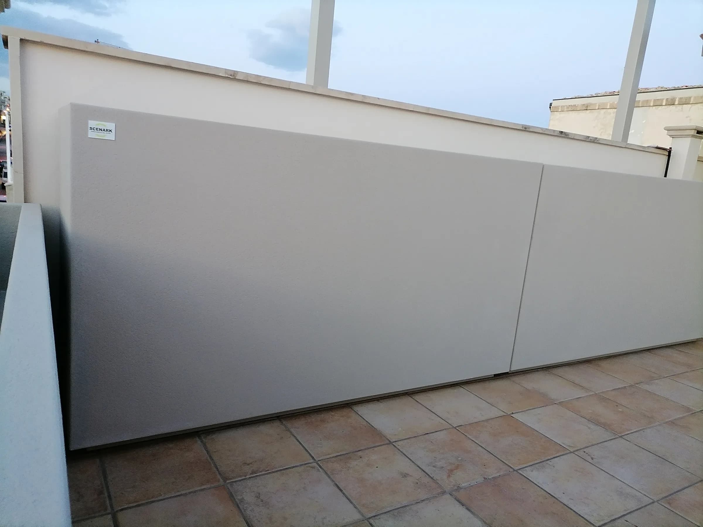 Fioriera parapetto grigia lungo il bordo di una terrazza