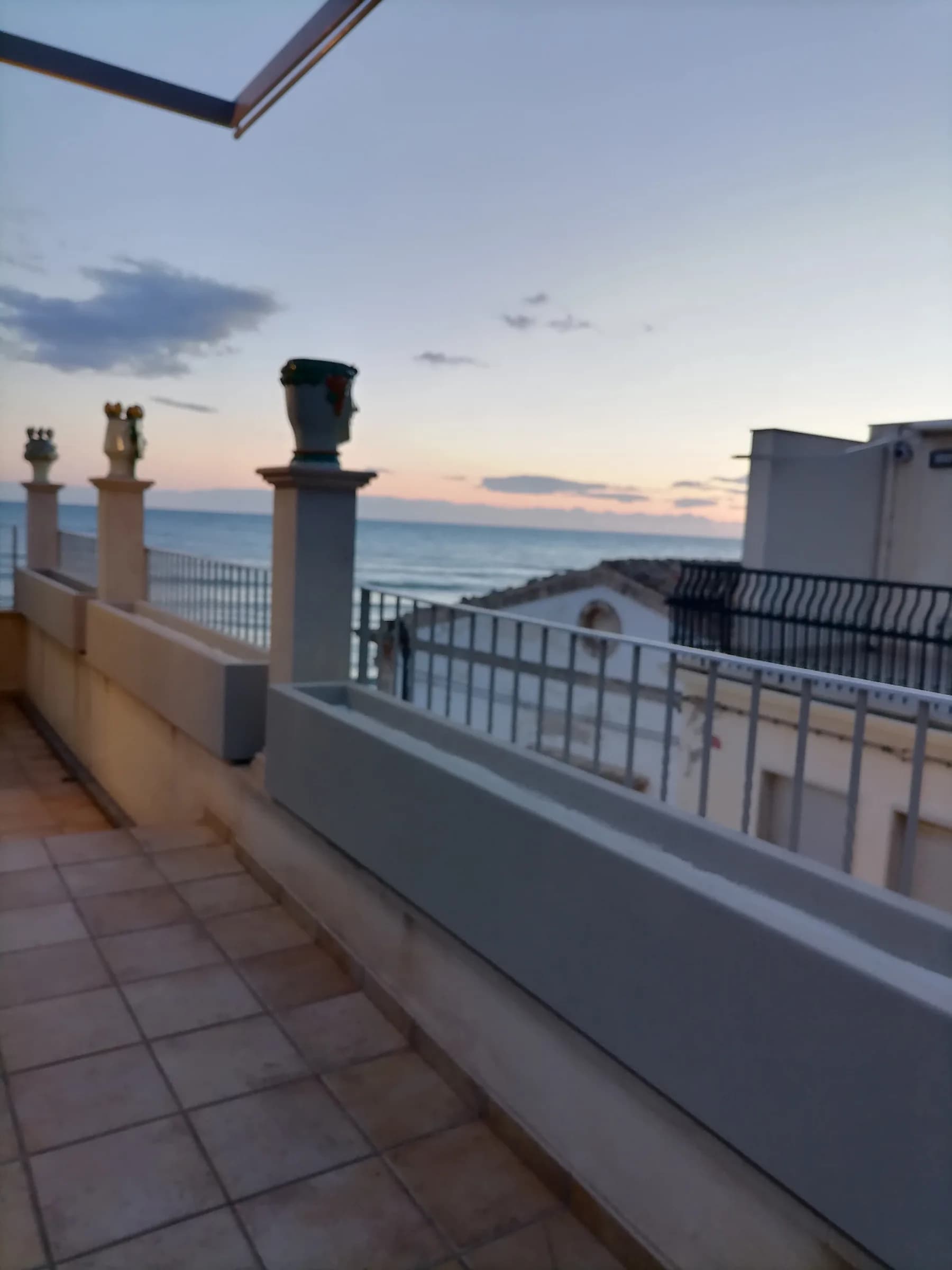 Fioriere parapetto su una terrazza con vista sul mare al tramonto