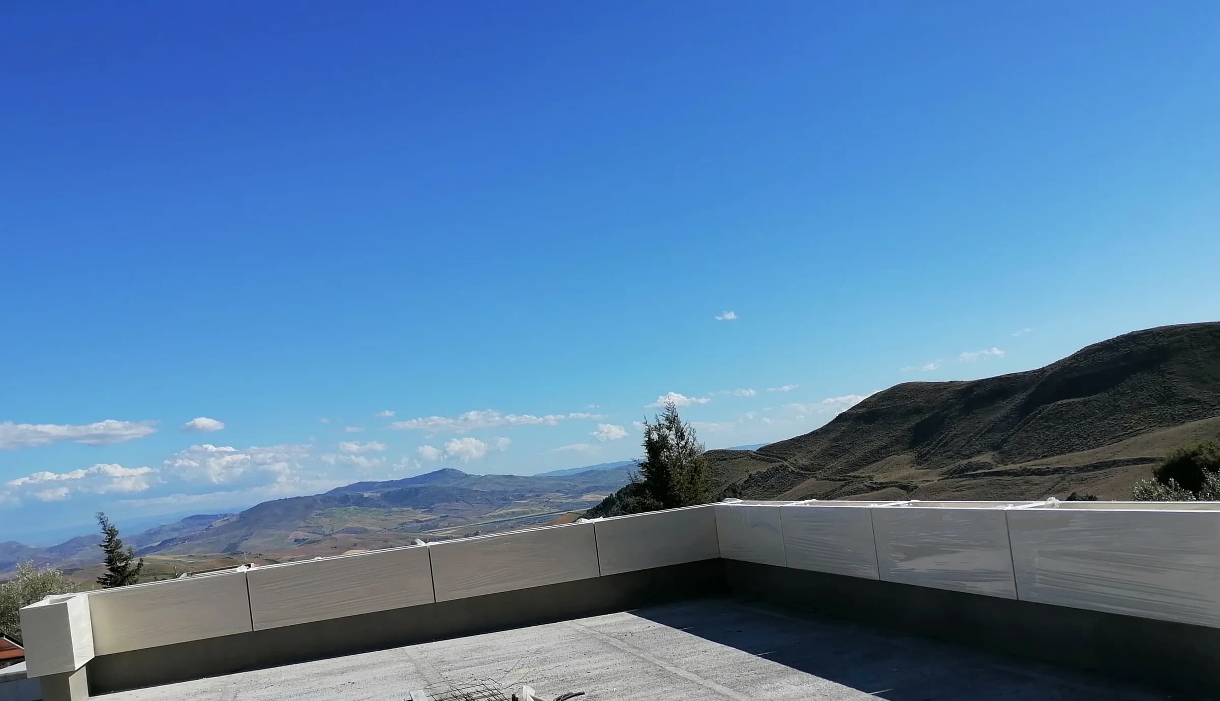 Terrazza panoramica con fioriere parapetto e vista sui monti