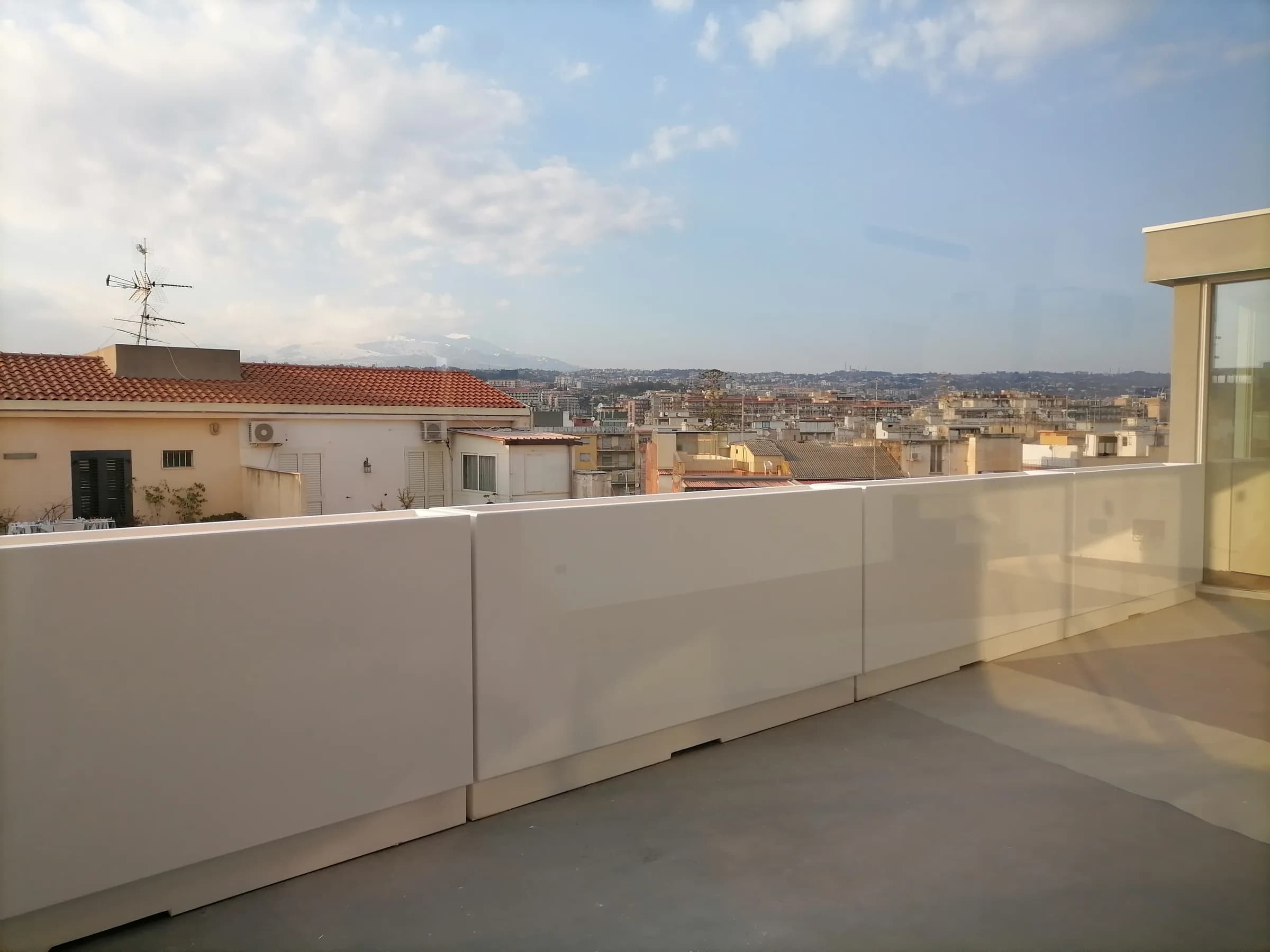 Parapetto di fioriere su una terrazza sui tetti della città