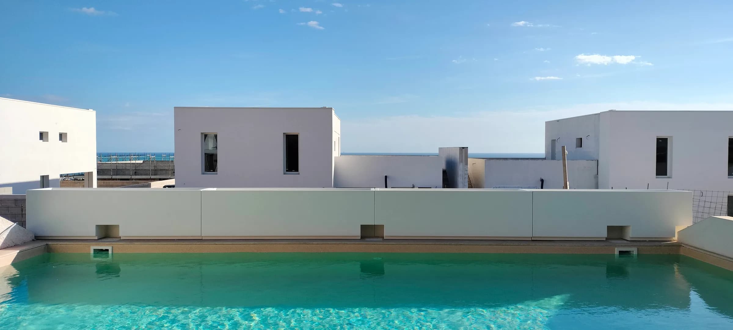 Fioriere parapetto bianche a bordo piscina su una terrazza