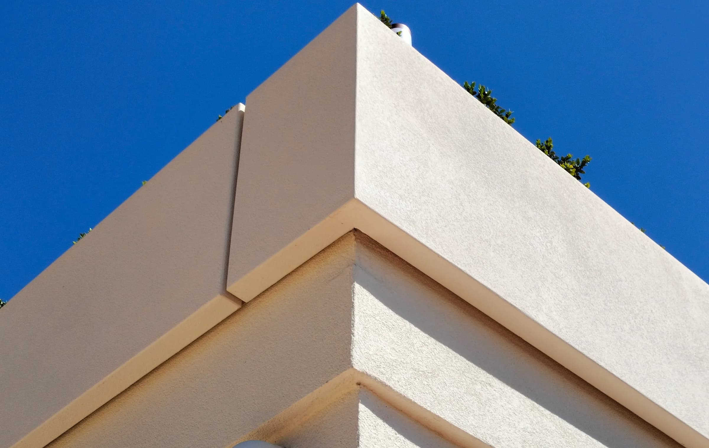 Spigolo di un parapetto di fioriere contro il cielo