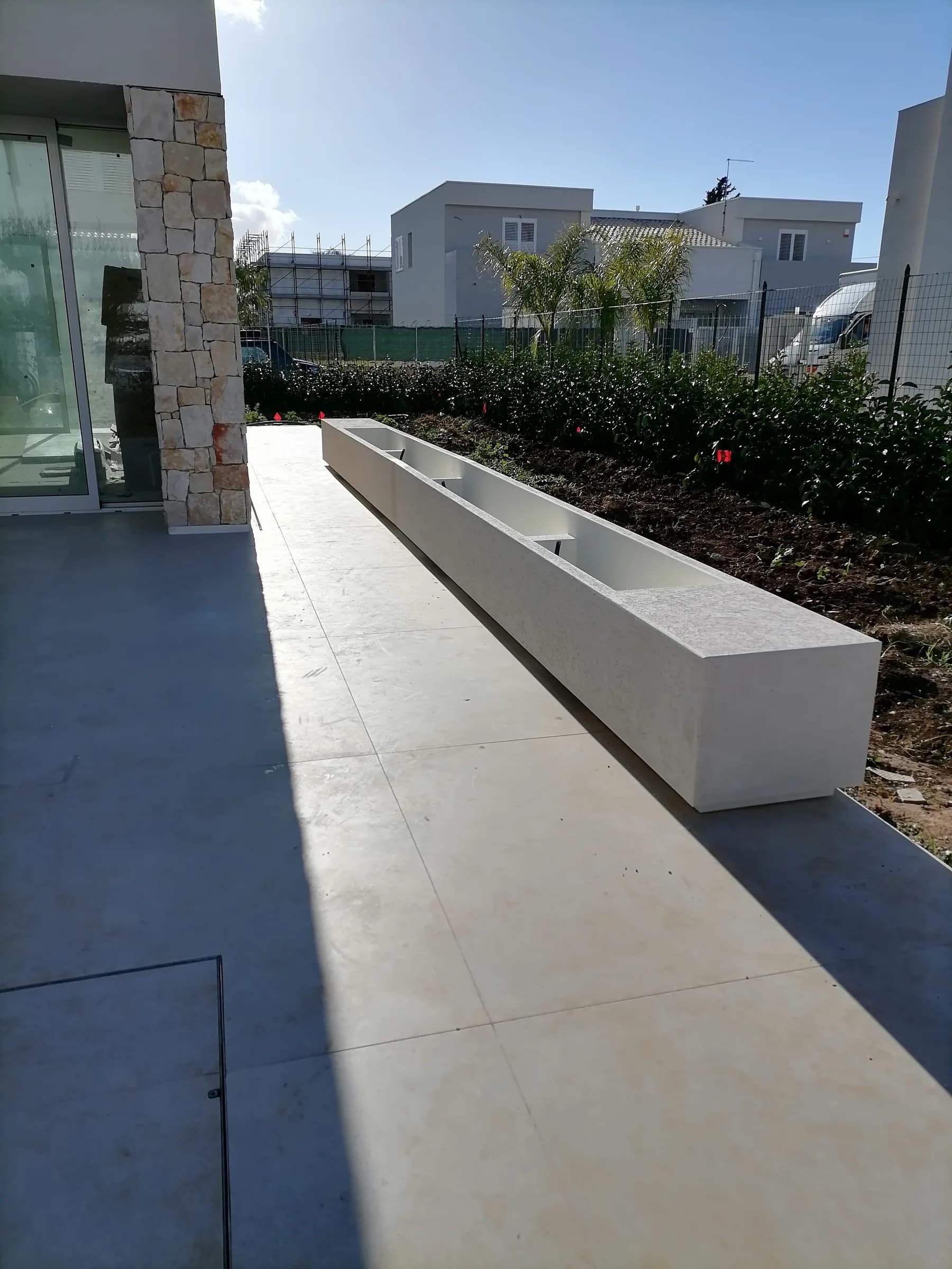 Fioriera lunga e bassa lungo il vialetto di un giardino