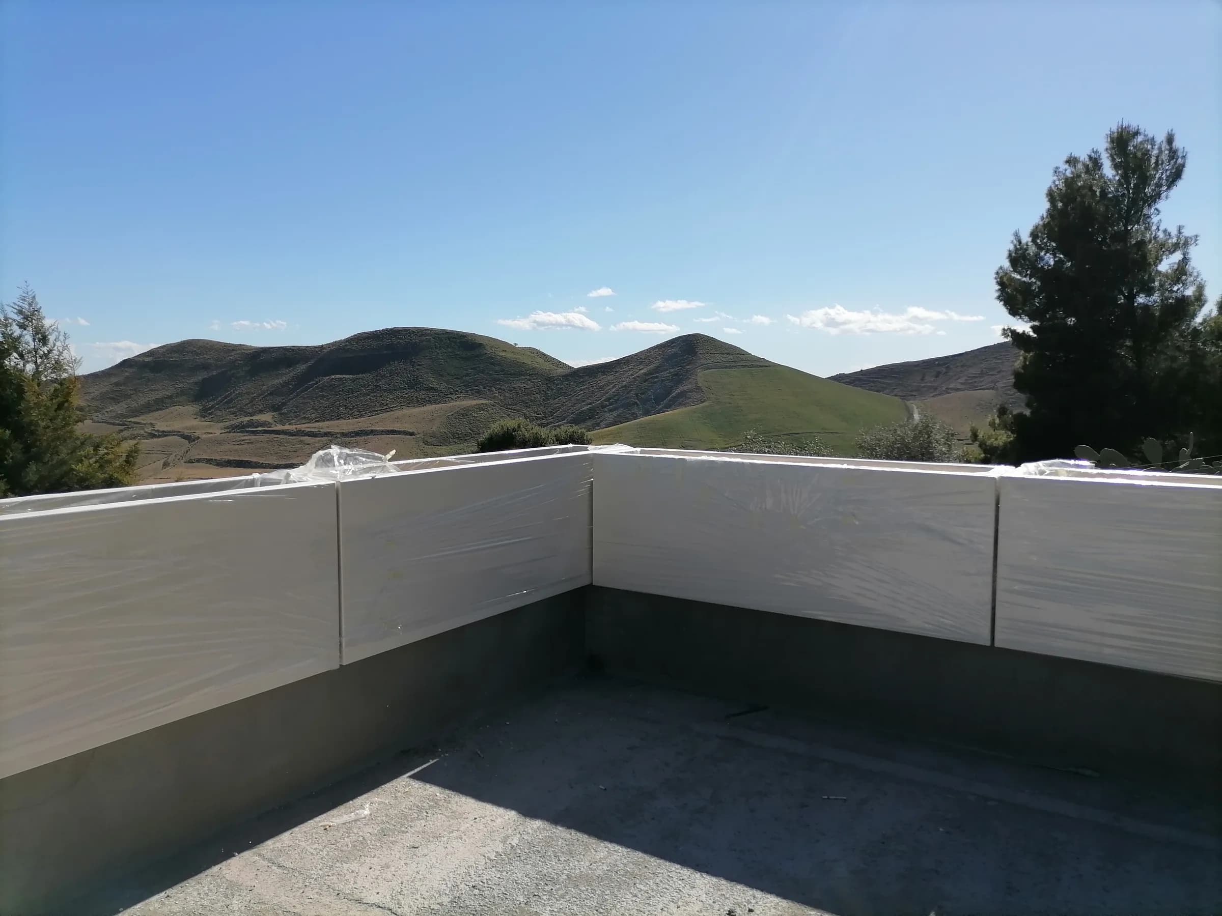 Terrazza con fioriere parapetto affacciata sulle colline