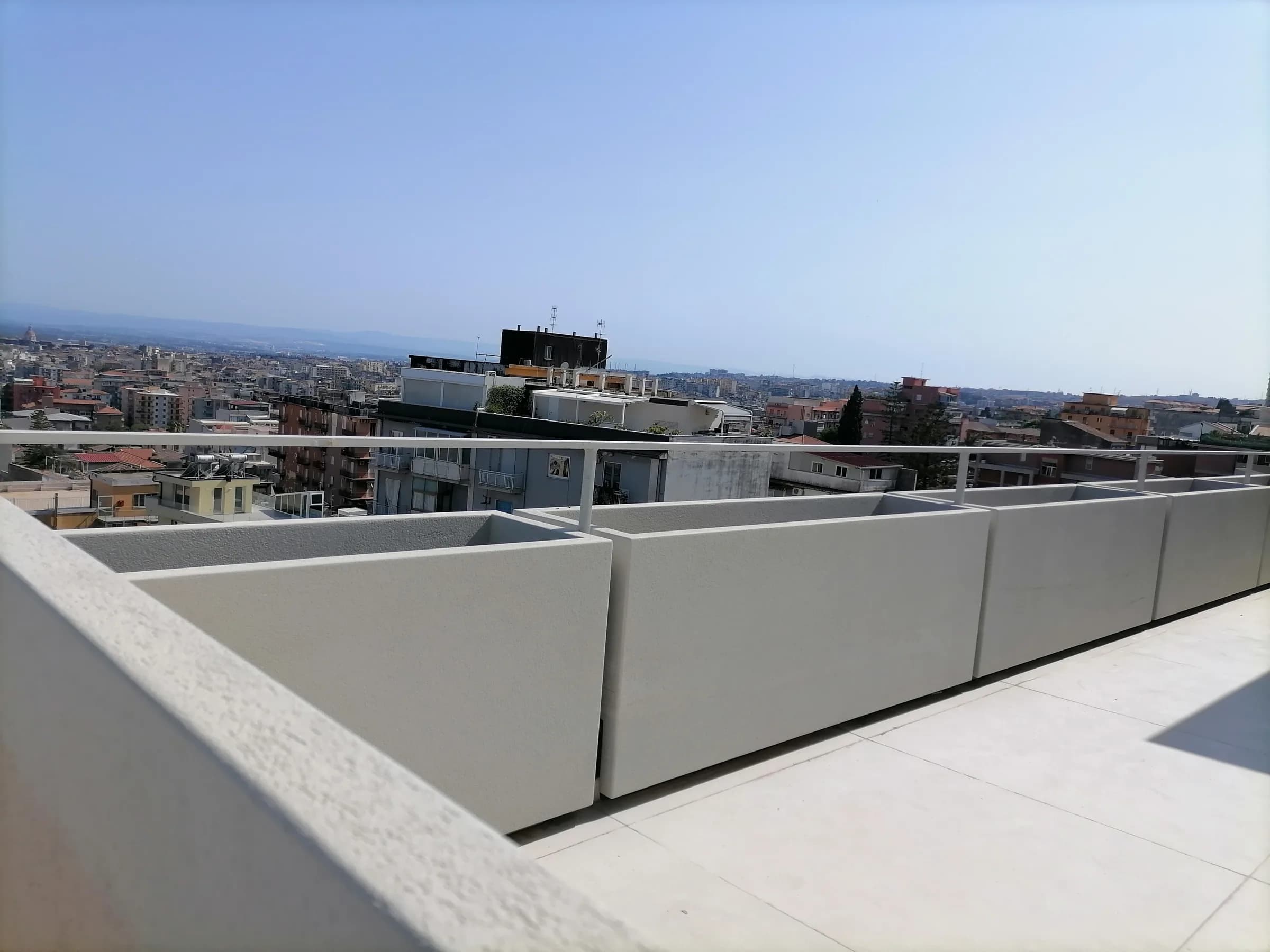 Fioriere parapetto su una terrazza con vista sulla città