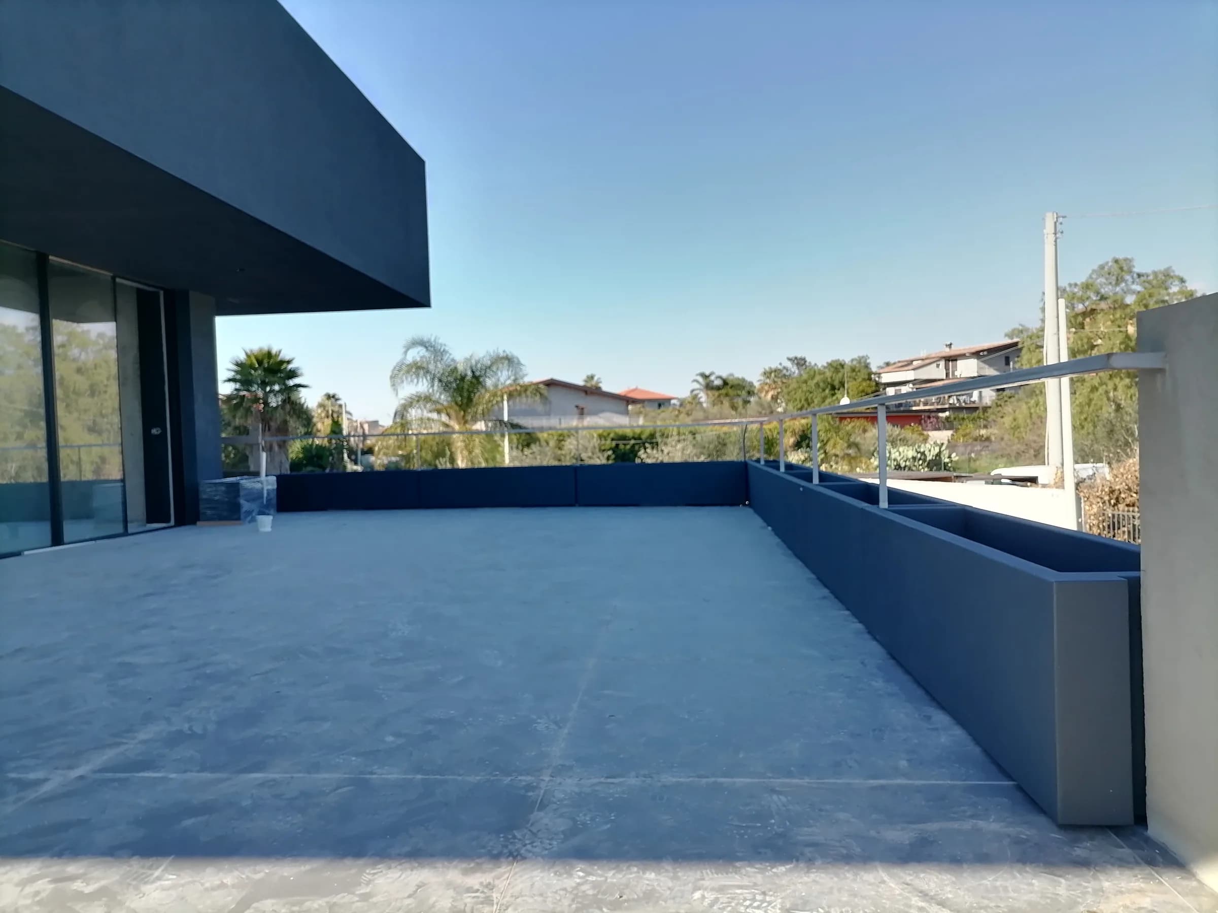Terrazza con parapetto di fioriere grigio antracite