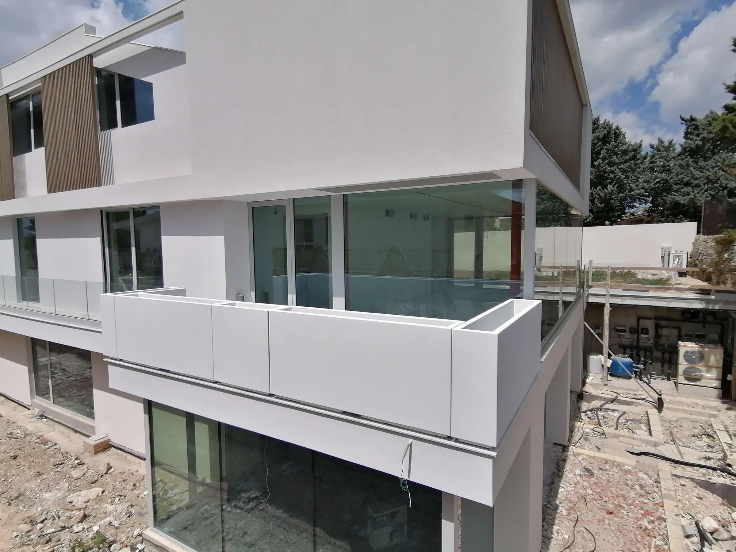 Fioriere parapetto bianche sui balconi di una villa